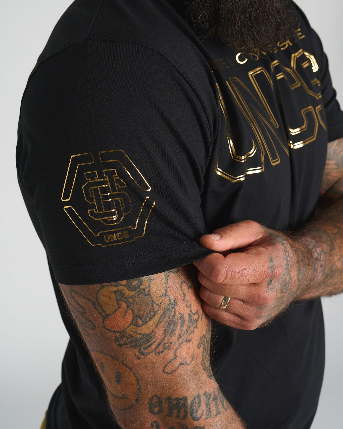 Pánske tričko UNLIMITED V BLACK/GOLD