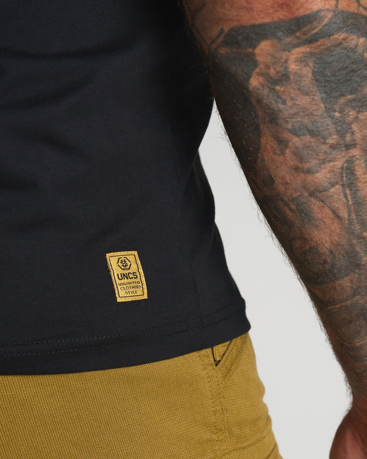 Pánske tričko UNLIMITED V BLACK/GOLD